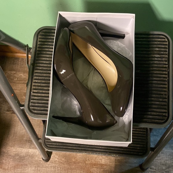 Nine West NWCaress dark gray patent leather heels size 9 Med w/original box. - Picture 9 of 10